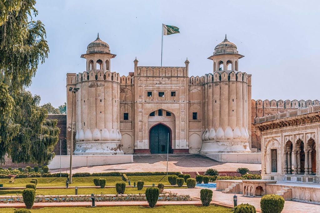 the architecture of lahore fort in pakistan